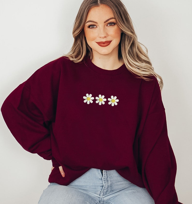 Embroidered Floral Daisy Sweatshirt, Minimalist Daisy Sweatshirt, Embroidered Hoodie,  Embroidered Flower Sweatshirt,  Nature Sweatshirt