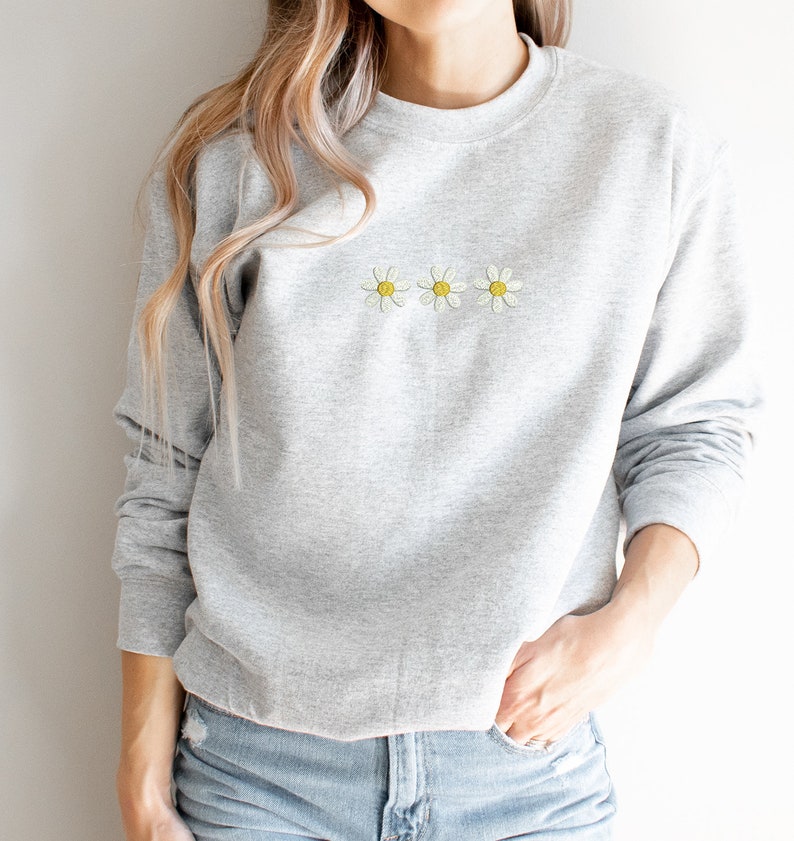 Embroidered Floral Daisy Sweatshirt, Minimalist Daisy Sweatshirt, Embroidered Hoodie,  Embroidered Flower Sweatshirt,  Nature Sweatshirt